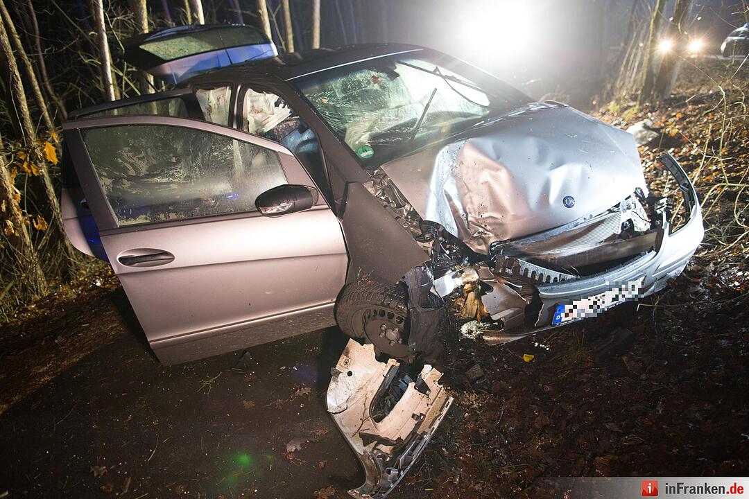 Pkw kracht gegen Baum bei Schwarzenbruck