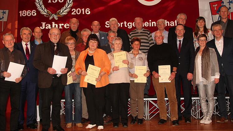 Sie halten schon 50 Jahre der SG die Treue und erhielten dafür eine Ehrenurkunde.