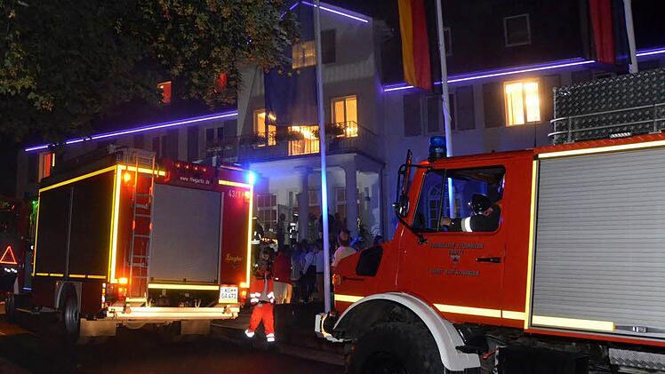 Polizei, Rotes Kreuz und die Freiwillige Feuerwehr Garitz waren am Heiligenhof im Einsatz.  Foto: Peter Rauch