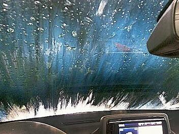 Nicht jeder bleibt gern im Auto sitzen, wenn die Reinigungswalzen von allen Seiten kommen. Foto: Sabine Christofzik
