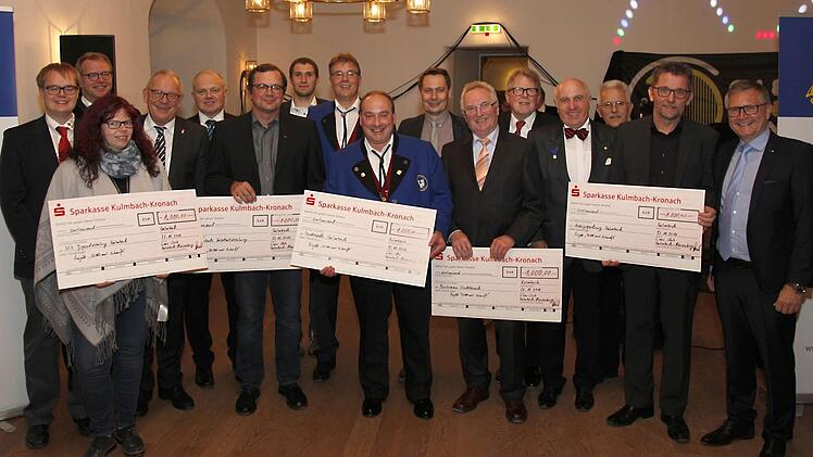 Alle Preisträger mit ihren Paten und den Offiziellen.Foto: Tobias Schöffel
