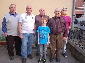 Der Vorsitzende Kurt Herbert, selbst seit 45 Jahren im Verein aktiv, ehrte Georg Schmitt für 45 Jahre, Engelbert Bäumker (mit Enkel Lukas) für 20 Jahre und Ernst Schmitt für 55 Jahre Brieftaubensport. Mit ihnen freute sich auch Sponsor Carmine "Nino" Serio. Foto: Manfred Mellenthin