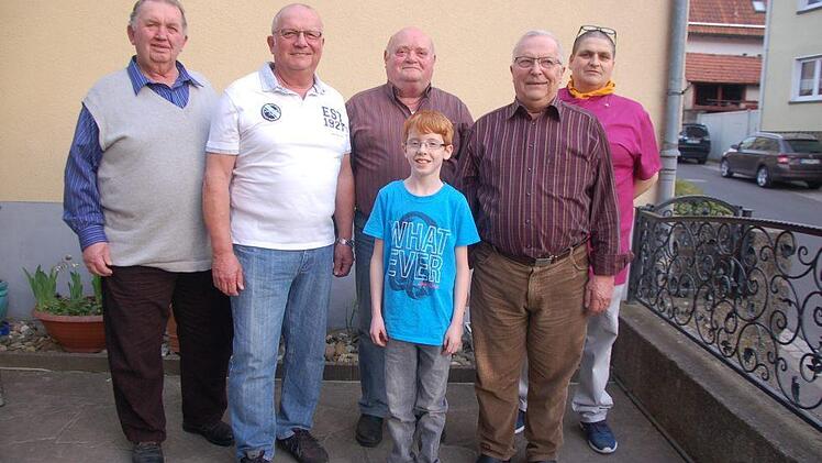 Der Vorsitzende Kurt Herbert, selbst seit 45 Jahren im Verein aktiv, ehrte Georg Schmitt für 45 Jahre, Engelbert Bäumker (mit Enkel Lukas) für 20 Jahre und Ernst Schmitt für 55 Jahre Brieftaubensport. Mit ihnen freute sich auch Sponsor Carmine "Nino" Serio. Foto: Manfred Mellenthin