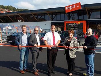Mit dem Durchschneiden eines roten Bandes wurde der neue Tegut-Parkplatz offiziell eröffnet. An der symbolischen Geste beteiligten sich (von links) Bernd Schmitt (Firma SO-Bau), Jochen Stürz (Bereichsleiter Bau und Einrichtung), Filialgeschäftsführer Thorsten Krack, Bürgermeisterin Brigitte Meyerdierks sowie Mario Kremser (Projektleiter Tegut). Foto: Rolf Pralle