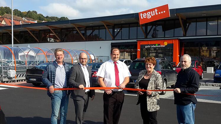 Mit dem Durchschneiden eines roten Bandes wurde der neue Tegut-Parkplatz offiziell eröffnet. An der symbolischen Geste beteiligten sich (von links) Bernd Schmitt (Firma SO-Bau), Jochen Stürz (Bereichsleiter Bau und Einrichtung), Filialgeschäftsführer Thorsten Krack, Bürgermeisterin Brigitte Meyerdierks sowie Mario Kremser (Projektleiter Tegut). Foto: Rolf Pralle