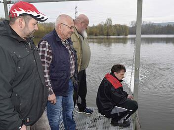 Sie haben das Umwälzverfahren am Baggersee Hochstadt entwickelt und installiert (von links): Jugendleiter Frank Kellner, Vorsitzender Dieter Geyer, Kassierer Lothar Kuschel, Gewässerwart Michael Geyer. Fotos: Andreas Welz