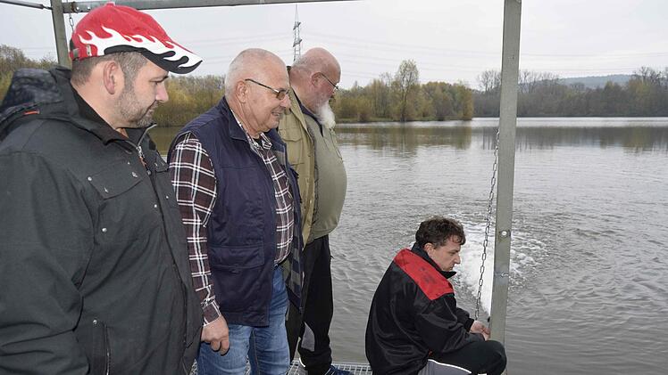Sie haben das Umwälzverfahren am Baggersee Hochstadt entwickelt und installiert (von links): Jugendleiter Frank Kellner, Vorsitzender Dieter Geyer, Kassierer Lothar Kuschel, Gewässerwart Michael Geyer. Fotos: Andreas Welz