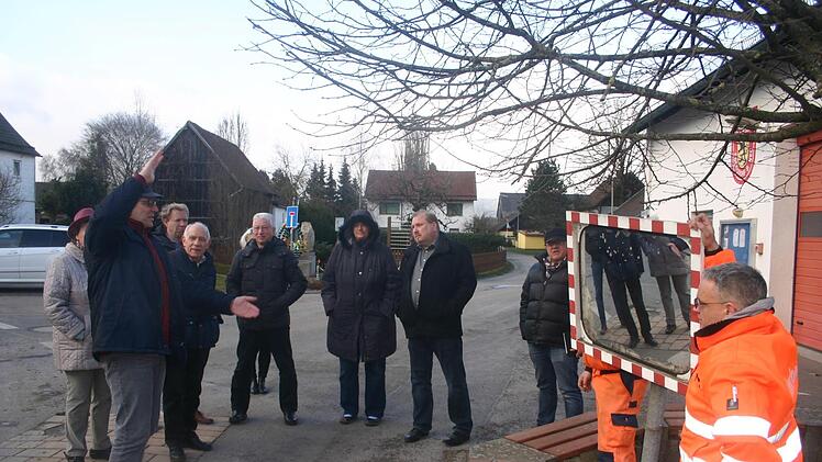 Bereits im M&auml;rz 2016 befasste sich der Verkehrssenat mit der Frage, ob ein Verkehrsspiegel im Bereich der Oberlinderstra&szlig;e angebracht werden kann. Damals lehnte das Gremium das Ansinnen ab. In der j&uuml;ngsten B&uuml;rgerversammlung kam das Thema wieder aufs Tapet. Foto:  Martin Rebhan (Archiv)