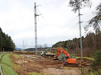 Auf dem Weg von Burgstall nach Mitwitz sind die Bauarbeiten rechts der Straße nicht zu übersehen.  Foto: Marco Meißner