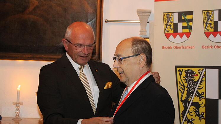 Günther Denzler überreicht Franz Stumpf die Ehrenmedaille des Bezirks. Foto: Carmen Schwind