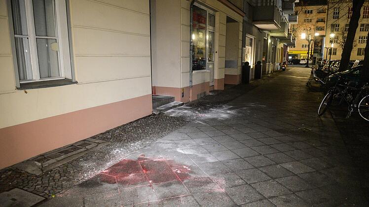 Tödliche Schüsse in Berlin: Im Stadtteil Charlottenburg ist ein Mann auf offener Straße erschossen worden.  Es gibt auch ein zweites Todesopfer.  Foto: Julian Stähle/dpa