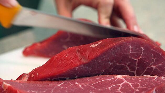 Je mehr rotes Fleisch gegessen wird, desto höher ist der Wert von Trimethylaminoxid im Blut.  Diese Verbindung fördert Herz-Kreislauf-Erkrankungen. Symbolfoto: Oliver Berg/dpa