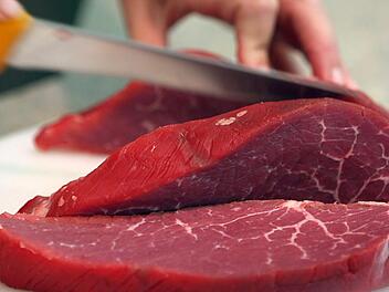 Je mehr rotes Fleisch gegessen wird, desto höher ist der Wert von Trimethylaminoxid im Blut.  Diese Verbindung fördert Herz-Kreislauf-Erkrankungen. Symbolfoto: Oliver Berg/dpa
