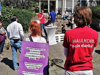 Gegen "Maulkorb-Erlass" und das nach Ansicht der Veranstalter unnötige Schüren von Angst demonstrierten etwa 40 Kissinger vor wechselnden Zuhörer. Foto: Sigismund von Dobschütz