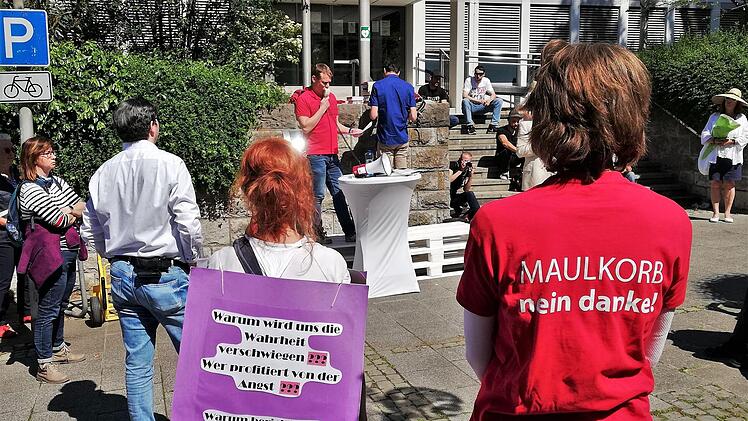 Gegen "Maulkorb-Erlass" und das nach Ansicht der Veranstalter unnötige Schüren von Angst demonstrierten etwa 40 Kissinger vor wechselnden Zuhörer. Foto: Sigismund von Dobschütz