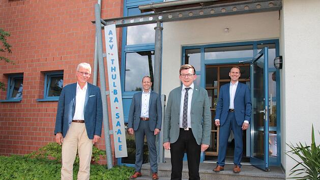 Gesch&auml;ftsf&uuml;hrer Burkhard Oschmann (links) mit dem wiedergew&auml;hlten Vorsitzenden des AZV, Armin Warmuth (2. von rechts), und dessen Stellvertreter Johannes Krumm und Mario G&ouml;tz.Ralf Ruppert