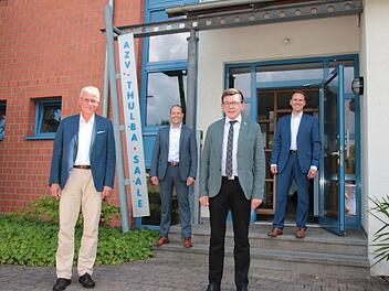 Geschäftsführer Burkhard Oschmann (links) mit dem wiedergewählten Vorsitzenden des AZV, Armin Warmuth (2. von rechts), und dessen Stellvertreter Johannes Krumm und Mario Götz.Ralf Ruppert