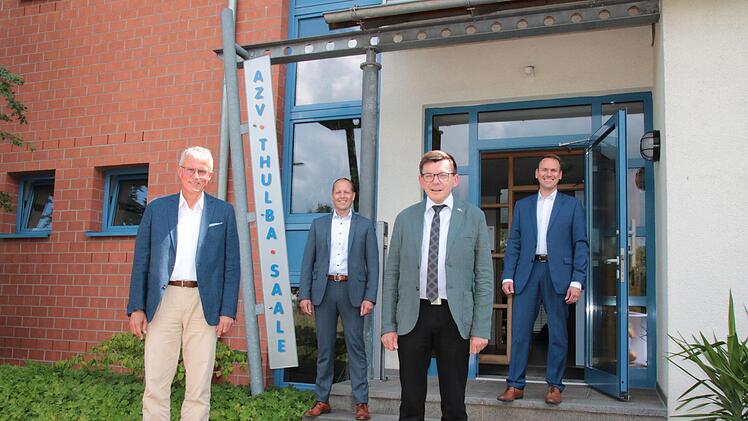 Geschäftsführer Burkhard Oschmann (links) mit dem wiedergewählten Vorsitzenden des AZV, Armin Warmuth (2. von rechts), und dessen Stellvertreter Johannes Krumm und Mario Götz.Ralf Ruppert