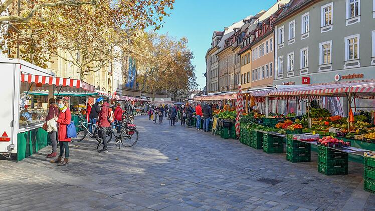 Überschaubarer Andrang zu einem Zeitpunkt, an dem sonst häufig der Teufel los ist: So sah es am Grünen Markt am Samstag, 11 Uhr, aus.  Foto: Ronald Rinklef