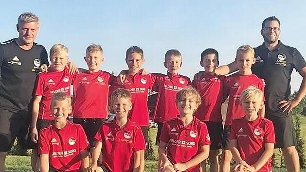 Besonders stolz sind die Vestestädter auf ihre schlagkräftige U11-Mannschaft, die schon mehrmals unter Beweis gestellt hat, dass sie selbst mit Auswahlteams der großen Bundesligaklubs aus ihrem Jahrgang mithalten kann. Die erfolgreiche Mannschaft (oben von links): Trainer Daniel Eckstein, Ben Sesselmamn, Arjen Mönch, Paul Lambert, Vincent Clair, Liam Pietsch, Yannik Stengel und Trainer Heiko Sesselmann; (unten von links): Ben Greiner-Lar, Daniel Meisel, Felix Eckstein und Janne Limmer. Foto: ...