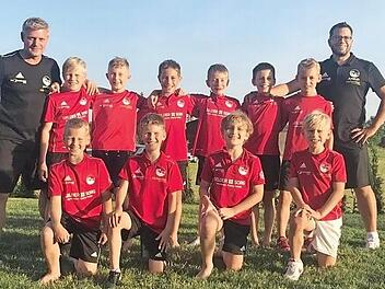 Besonders stolz sind die Vestest&auml;dter auf ihre schlagkr&auml;ftige U11-Mannschaft, die schon mehrmals unter Beweis gestellt hat, dass sie selbst mit Auswahlteams der gro&szlig;en Bundesligaklubs aus ihrem Jahrgang mithalten kann. Die erfolgreiche Mannschaft (oben von links): Trainer Daniel Eckstein, Ben Sesselmamn, Arjen M&ouml;nch, Paul Lambert, Vincent Clair, Liam Pietsch, Yannik Stengel und Trainer Heiko Sesselmann; (unten von links): Ben Greiner-Lar, Daniel Meisel, Felix Eckstein und Janne Limmer. Foto: ...