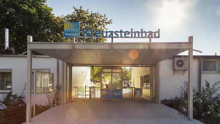 Bayreuther Freibad: Aggressive Badegäste pöbeln und schubsen