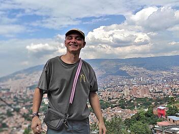 Luca Söder (20) blickt auf die Comuna 13 San Javier, einem Stadtteil von Medellín, Hauptstadt der kolumbianischen Bergprovinz Antioquia.
