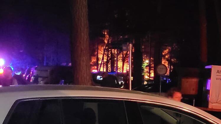 Mehrere Parzellen fangen Feuer: Großbrand auf Campingplatz