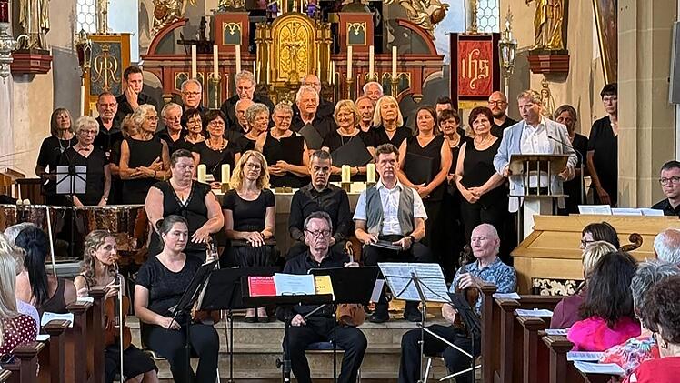 Der St.-Thomas-Chor aus Trockau beeindruckte in der Pfarrkirche Hallerndorf sehr.Anita Volkmuth