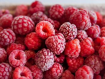 himbeeren gesund gefroren nahaufnahme frost rot intensiv vitamine vitamin-c antioxidantien polyphenole flavonoide ballaststoffe immunsystem haut herzgesund entz&uuml;ndungshemmend kalorienarm n&auml;hrstoffreich superfood aroma frische tiefk&uuml;hl snack smoothie dessert fr&uuml;hst&uuml;ck joghurt m&uuml;sli saisonal Bitte geben Sie hier Ihren Dialog-Text ein.
