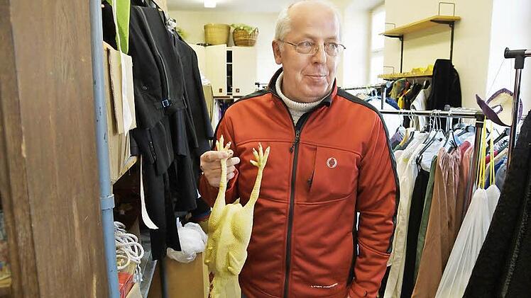 Wolfgang Althoff mit Gummihuhn. Fotos: Arkadius Guzy