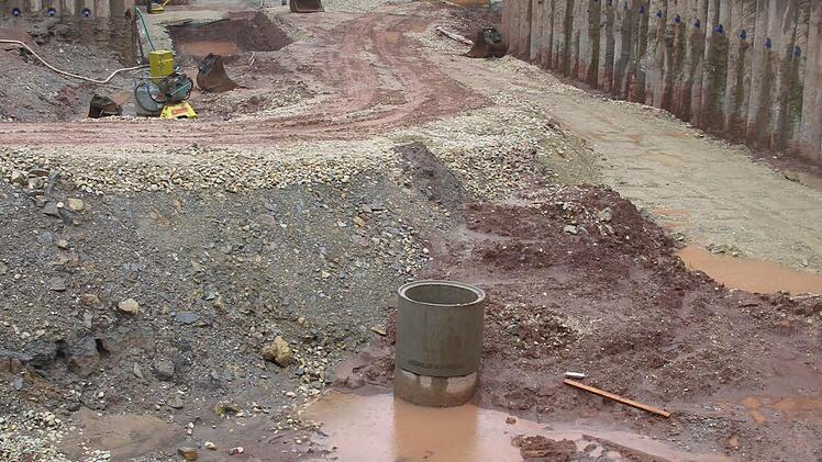 Pfützen und Rinnsale auf der Baustelle der Tiefgarage in der Ketschenvorstadt. Aber eine Überschwemmung gab es dort nicht. Foto: Helke Renner