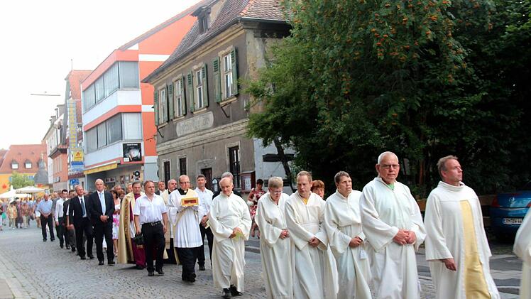 Bewohner der Barmherzigen Brüder mit Pastoralreferent P. Jankowitz.Foto: Blum