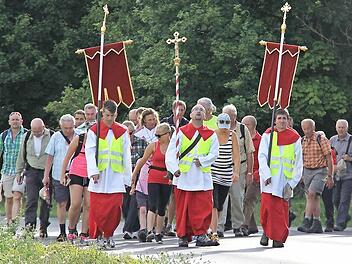 Eintreffen des Karlstädter Kreuzberg-Wallfahrtszuges am Ortsrand.Fotos: Gerd Schaar