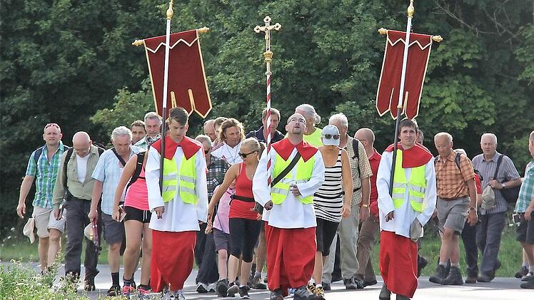 Eintreffen des Karlstädter Kreuzberg-Wallfahrtszuges am Ortsrand.Fotos: Gerd Schaar