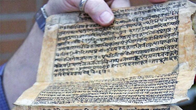 Eine wirkliche Rarität beim Großtauschtag: Ein originales Sanskrit der Mönche aus Tibet.  Fotos: Gerd Schaar