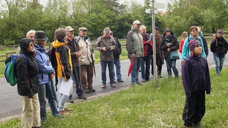 Zahlreiche Gäste begingen zur Eröffnung den neuen Geschichtslehrpfad über das "Fränkische Landjudentum". Foto: Geiling