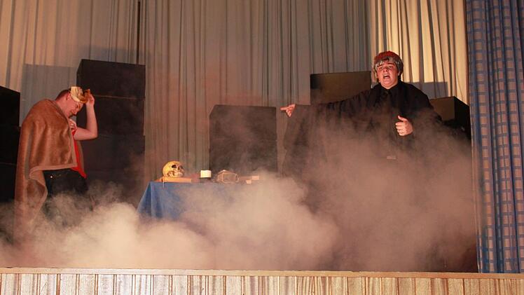 Als Mephisto (Uwe Ehbauer) sich aus der Haut des Pudels schält stellt Faust (Martin Kaspar) erstaunt fest: "Das also war des Pudels Kern". Foto: Katharina Becht