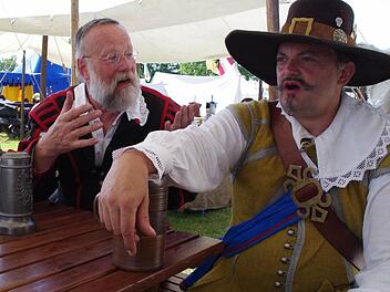 Im echten Leben sind sie befreundet, doch als Anführer ihrer historischen Gruppen treffen Walter Schinzel-Lang (l.) und Uwe Klotz manchmal auch als Feinde aufeinander. Klotz gab für unser geschichtliches Streitgespräch den Schweden, während sein Gegenüber die Kronacher vertrat. Fotos: Marco Meißner