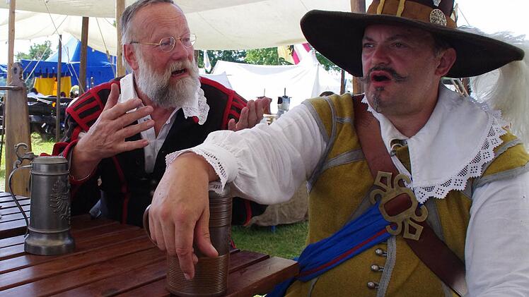Im echten Leben sind sie befreundet, doch als Anführer ihrer historischen Gruppen treffen Walter Schinzel-Lang (l.) und Uwe Klotz manchmal auch als Feinde aufeinander. Klotz gab für unser geschichtliches Streitgespräch den Schweden, während sein Gegenüber die Kronacher vertrat. Fotos: Marco Meißner