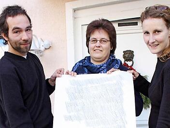 Krzysztof Gutkowski, Claudia Nieland (Mitte) und Ida Zagrzejewska mit dem abgepausten Grabstein des Ururgroßvaters.  Foto: Robert Huger