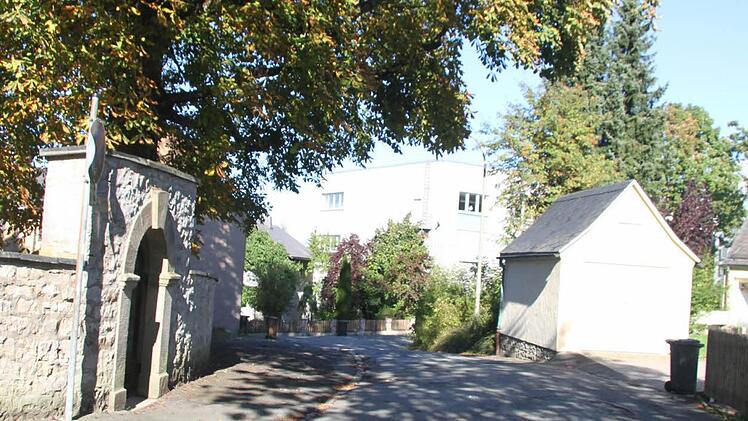 Da die Fabrikstraße direkt an der Kirche vorbei führt, sind die Termine mit der evangelischen Kirchengemeinde und der ebenfalls dort ansässigen FIrma Boscha genauestens abzustimmen.