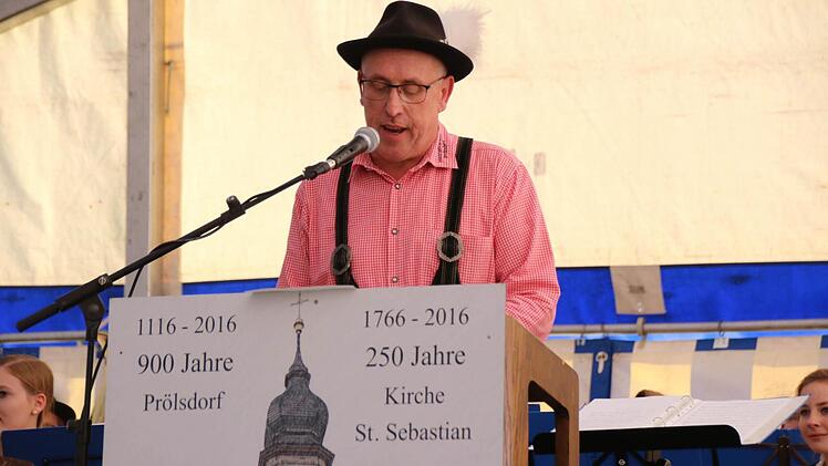 Berthold Moser führte durch das Programm beim Bieranstich.