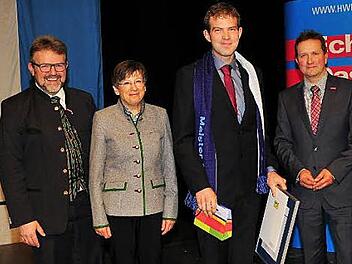 Andreas Schülein (Zweiter von rechts) aus Pechgraben bei Neudrossenfeld im Landkreis Kulmbach wurde bei der oberfränkischen Jungmeisterfeier als einer der vier besten Absolventen geehrt. HWK-Präsident Thomas Zimmer und Regierungspräsidentin Heidrun Piewernetz (von links) sowie HWK-Vizepräsident Karl Peter Wittig (rechts) gehörten zu den ersten Gratulanten. Foto: Fuchs