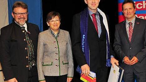 Andreas Schülein (Zweiter von rechts) aus Pechgraben bei Neudrossenfeld im Landkreis Kulmbach wurde bei der oberfränkischen Jungmeisterfeier als einer der vier besten Absolventen geehrt. HWK-Präsident Thomas Zimmer und Regierungspräsidentin Heidrun Piewernetz (von links) sowie HWK-Vizepräsident Karl Peter Wittig (rechts) gehörten zu den ersten Gratulanten. Foto: Fuchs