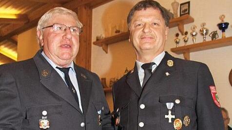 Der Vorsitzende der Feuerwehr Mainleus, Thomas Zimmermann, ernennt Gerhard Herold für seine Leistungen zum Ehrenmitglied