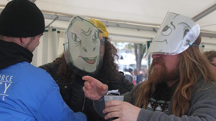 Junge Leute mit Humor treffen auf Sicherheitsdienst mit Humor: trotz Masken Einlass, gut gelaunt.