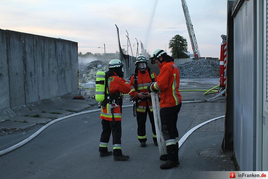 Müllberg am Nürnberger Hafen fängt Feuer – Großeinsatz der Feuerwehr