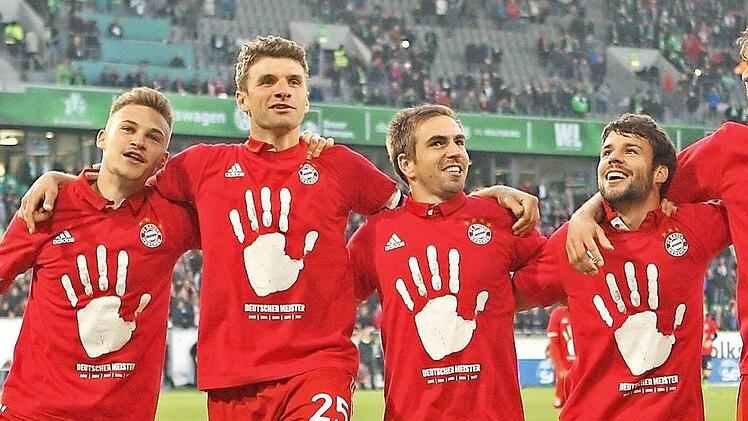 Der deutsche Rekordmeister (hier mit, von links, Joshua Kimmich, Thomas Müller, Philipp Lahm, Juan Bernat und Javi Martinez) spielt am Sonntag, 20. August, im Coburger Stocke-Stadion. Foto: dpa