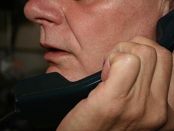 Telefonbetrug bei dem sich Betr&uuml;ger als Polizisten ausgeben hat im vergangenen Jahr in Bayern stark zugenommen. Symbolbild: Archiv